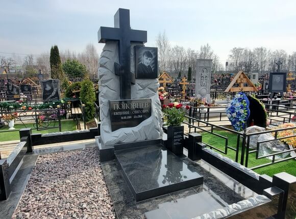 Установка большой вазы с гравировкой